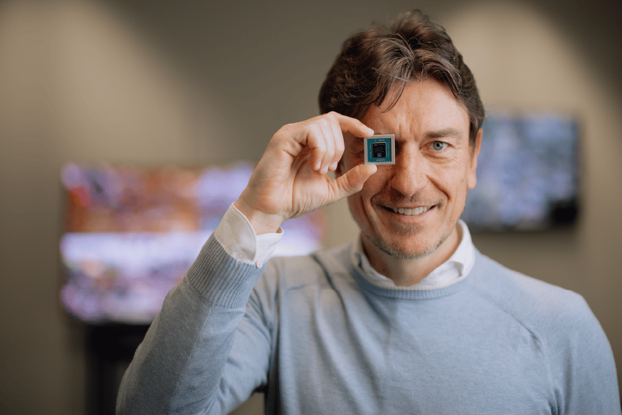 axelera.pro Europa AIPU in hands of Fabrizio Del Maffeo CEO